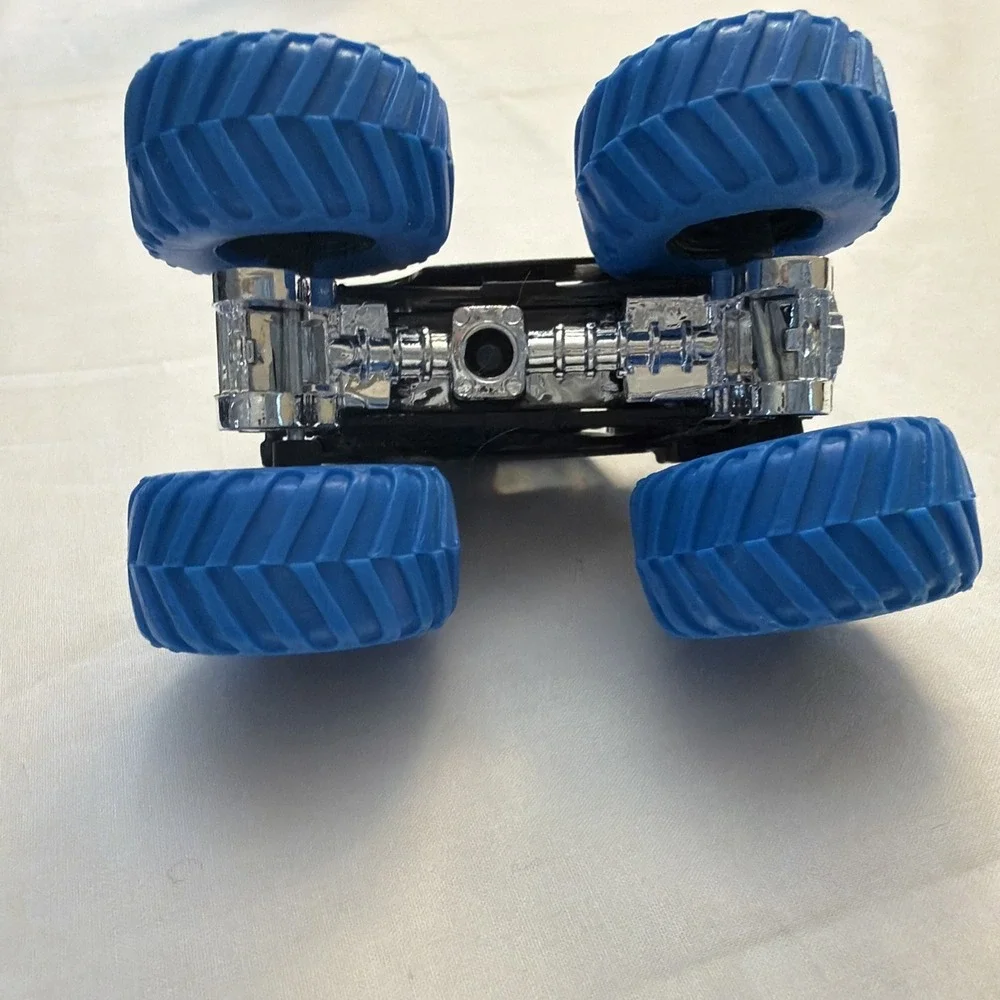 Hot Wheels Monster Jam 1:64 Son-uva Grave Digger Skull Truck‎ Blue Tires Treads